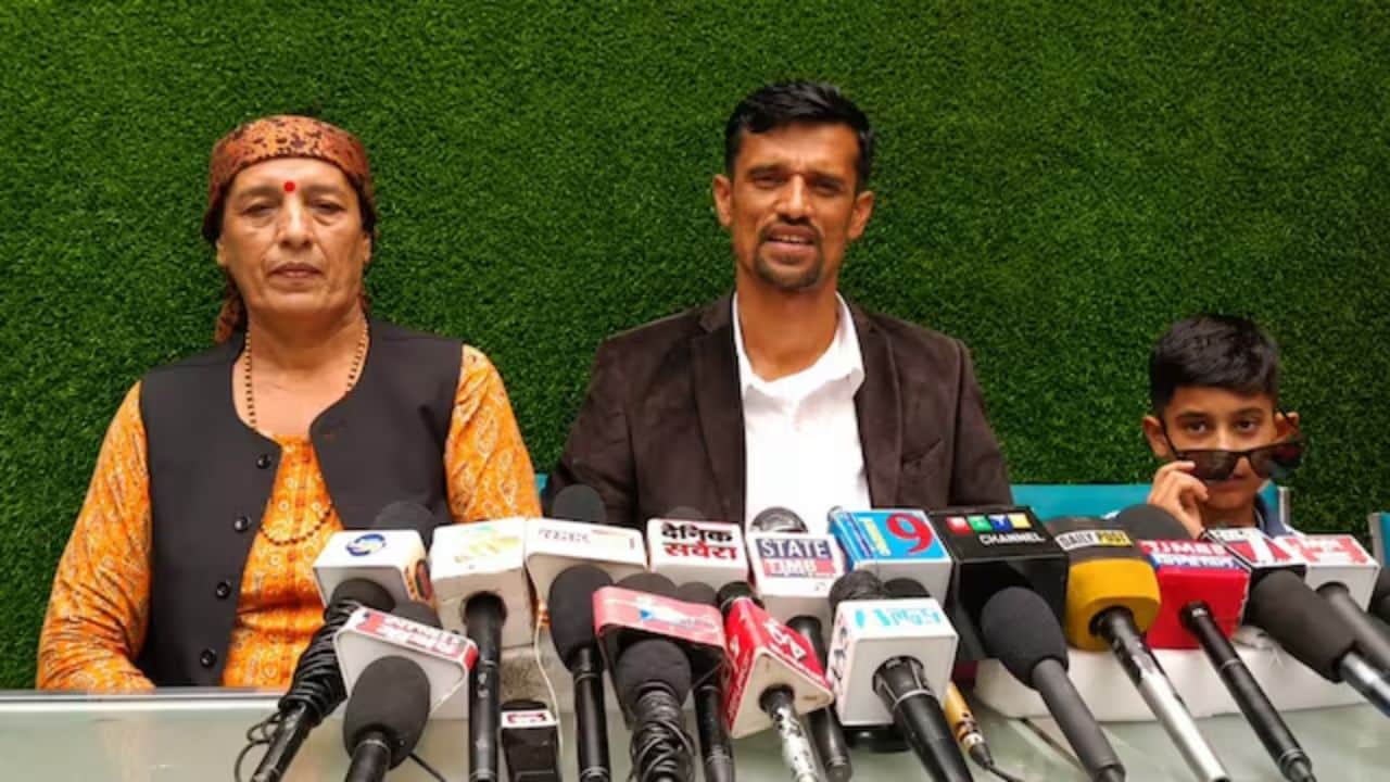 कांस्टेबल दिनेश शर्मा के भाई सुरेश शांडिल्य और उनकी मां