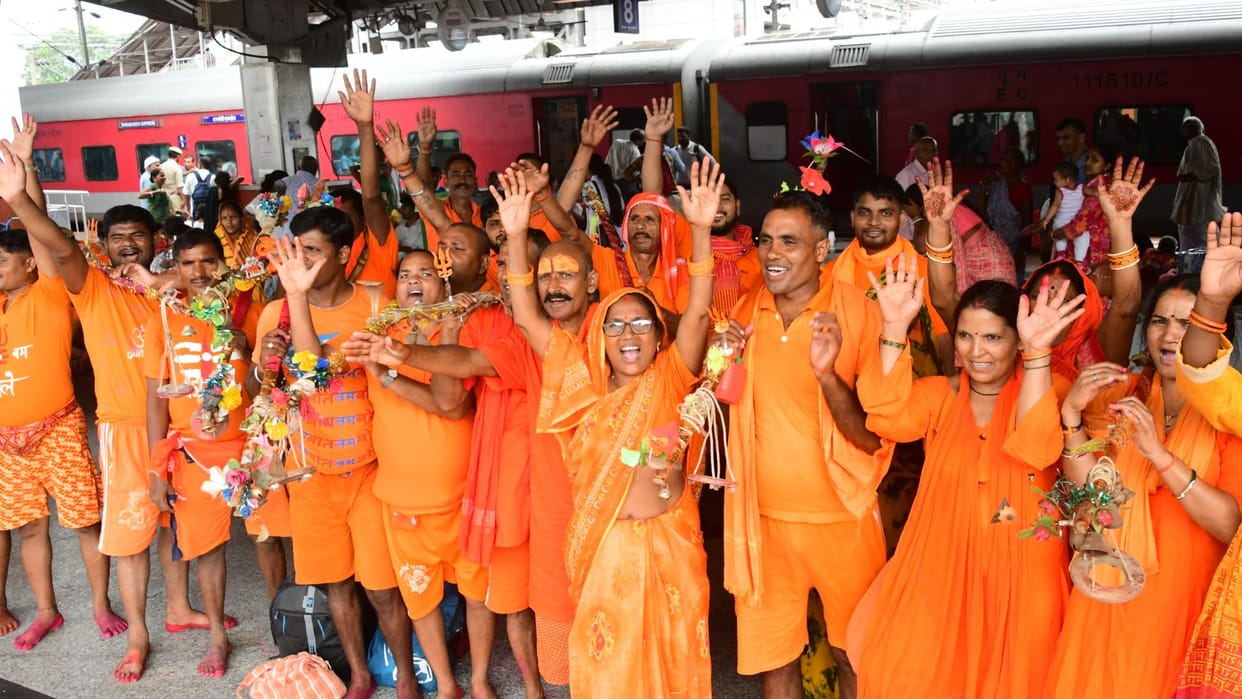 Worship of Lord Shiva begins Jalabhishek Kanwar Yatra taken out in Kashi Bol-Bam echo on Sawan