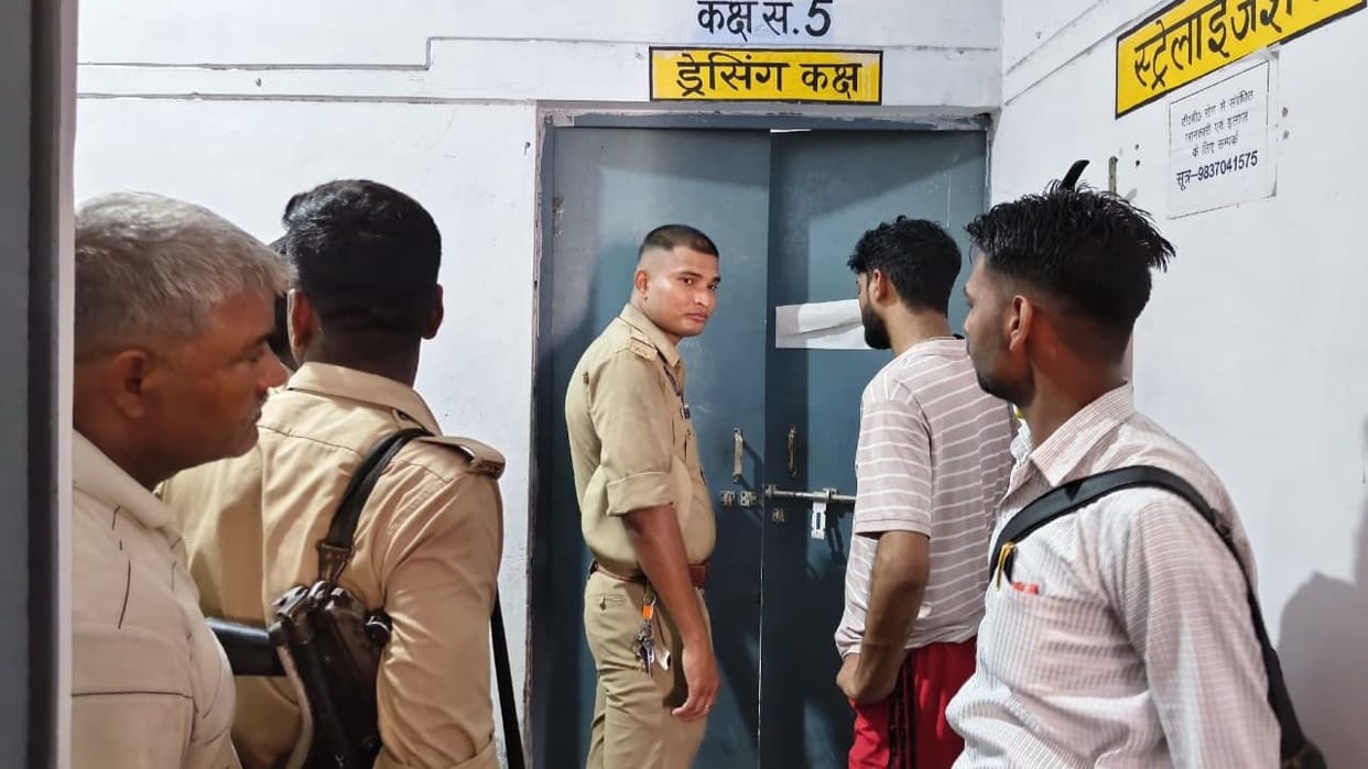 dead body of PHC ward boy was found hanging from noose in dressing room In Bulandshahr