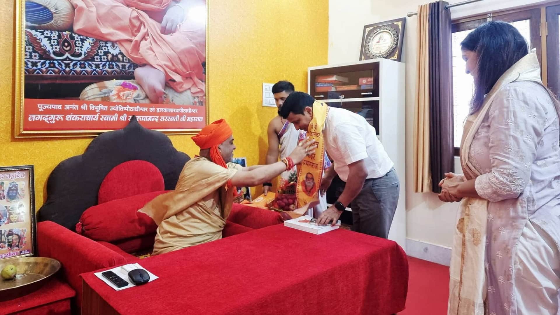 मनकामेश्वर मंदिर में दर्शनपूजन के बाद महंत श्रीधरानंद का आशीर्वाद लेते पुलिस कमिश्नर पीयूष मोर्डिया।