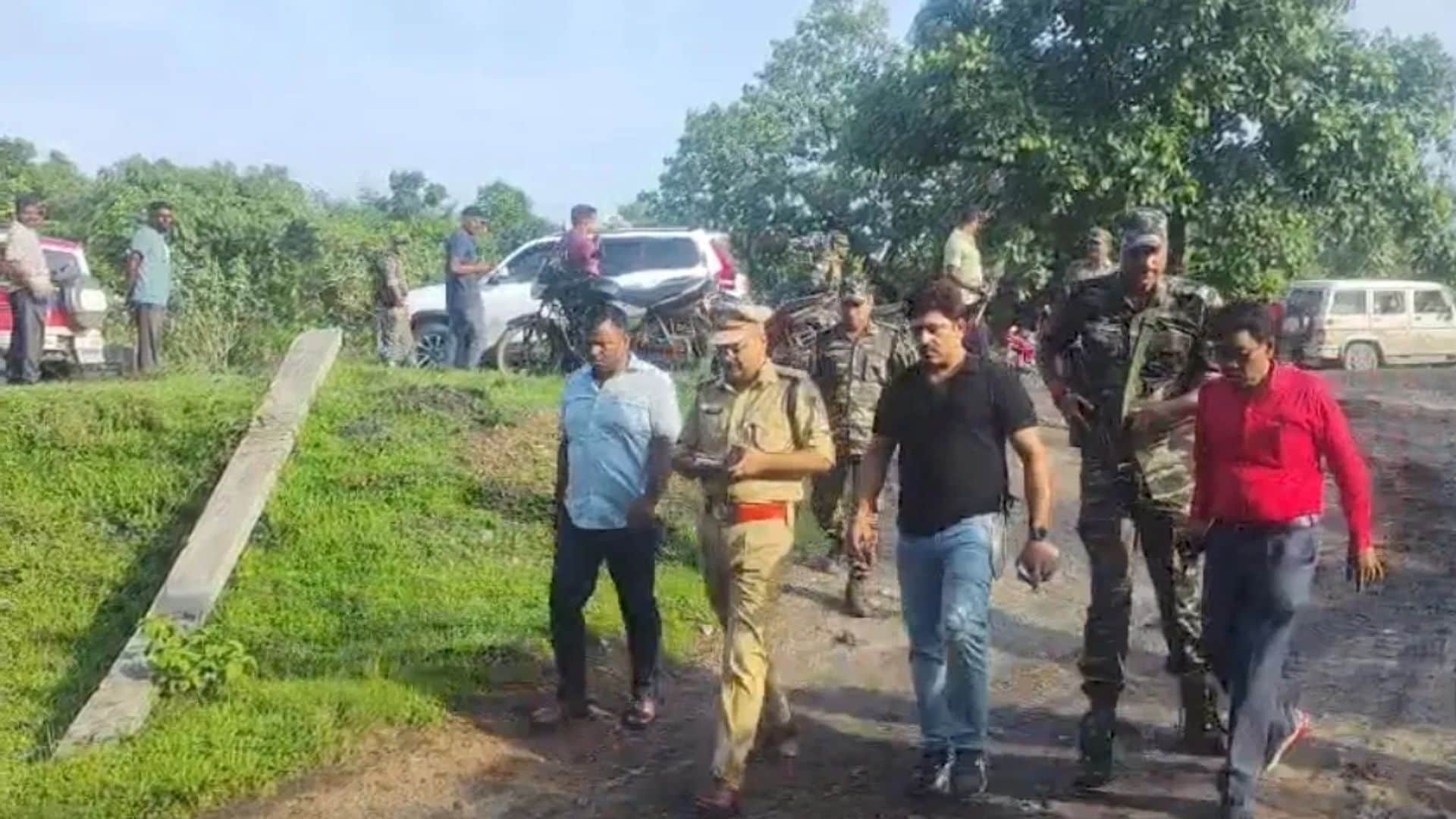 मुठभेड़ के बाद मौके पर मौजूद अधिकारी