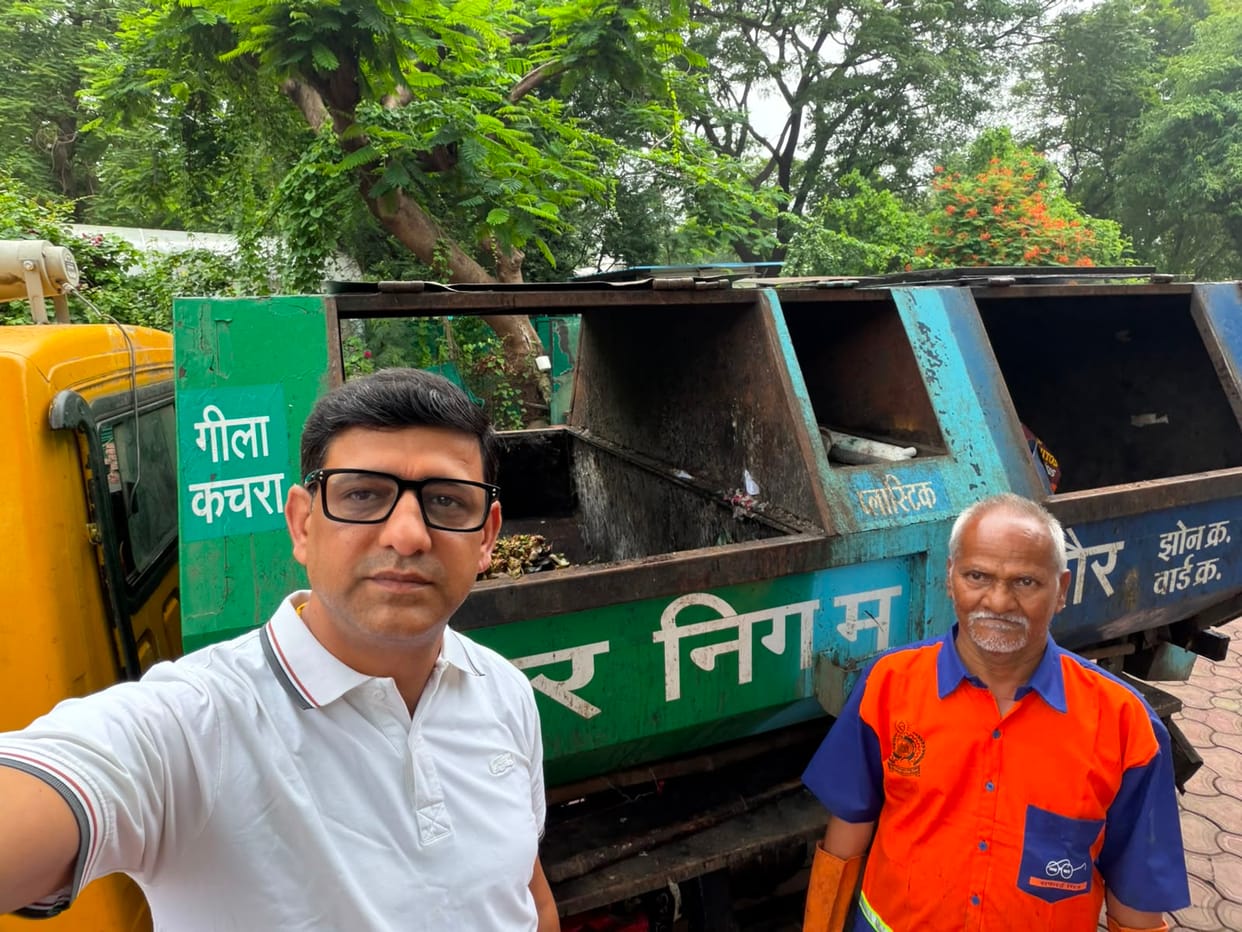 Indore News: Residents of Indore set a world record by taking selfies with garbage; five lakh people participa