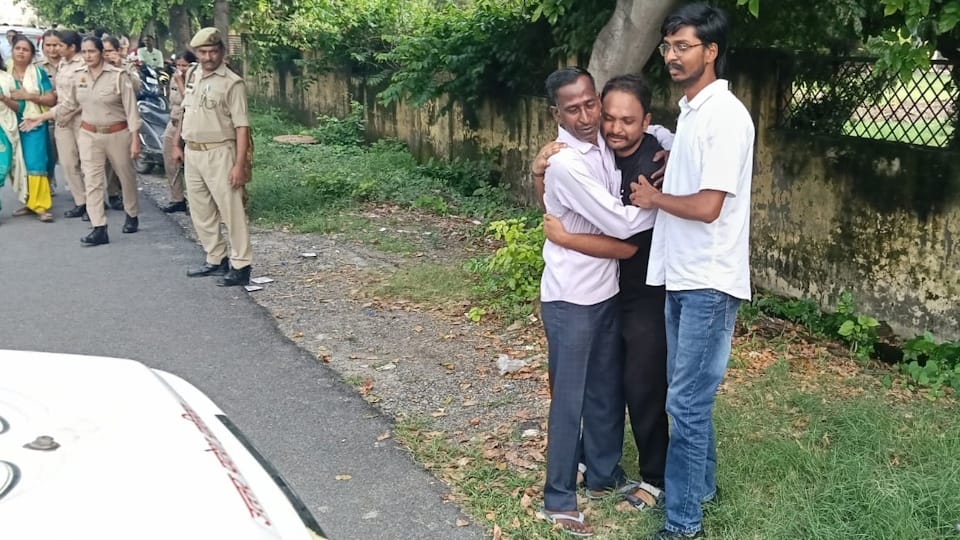 accused arrived on bike without number plate carrying two pistols and committed the crime