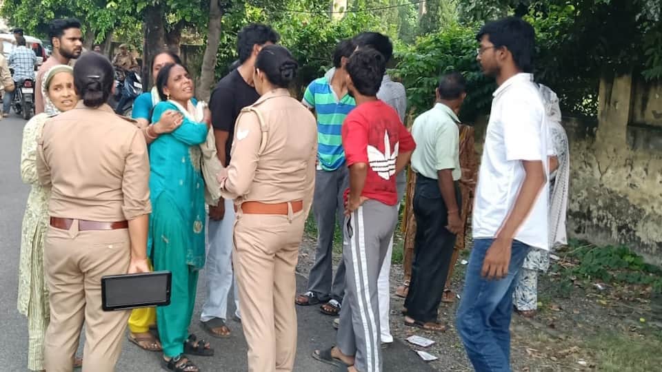 accused arrived on bike without number plate carrying two pistols and committed the crime