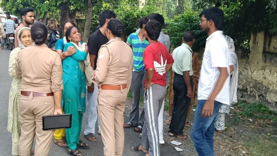 accused arrived on bike without number plate carrying two pistols and committed the crime