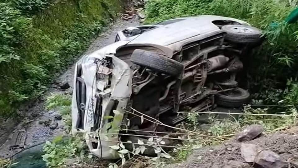 A car with Delhi registration number fell into a drain in Nainital
