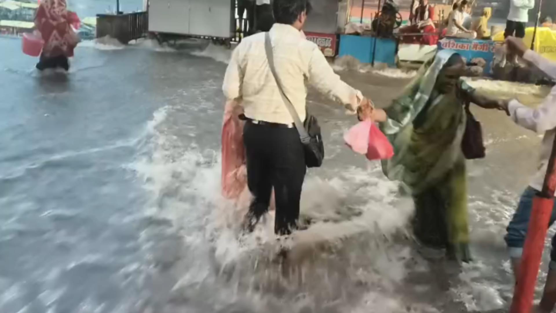 Omkareshwar: On first day of Sawan, heavy rains lashed Omkareshwar, polluted drain water reached Gomukh Ghat.