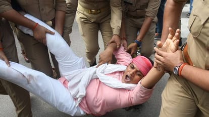 UP: SP workers arrived in the capital carrying a noose and climbed onto the roofs of buses; police detained th