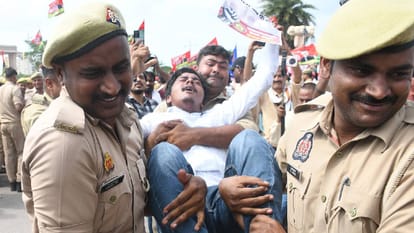 UP: SP workers arrived in the capital carrying a noose and climbed onto the roofs of buses; police detained th