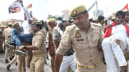 UP: SP workers arrived in the capital carrying a noose and climbed onto the roofs of buses; police detained th