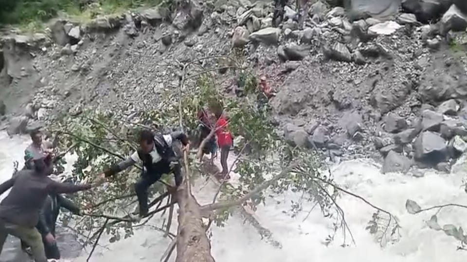 Uttarkashi News Temporary culvert on Sankri-Osla road washed away due to rising water levels one injured