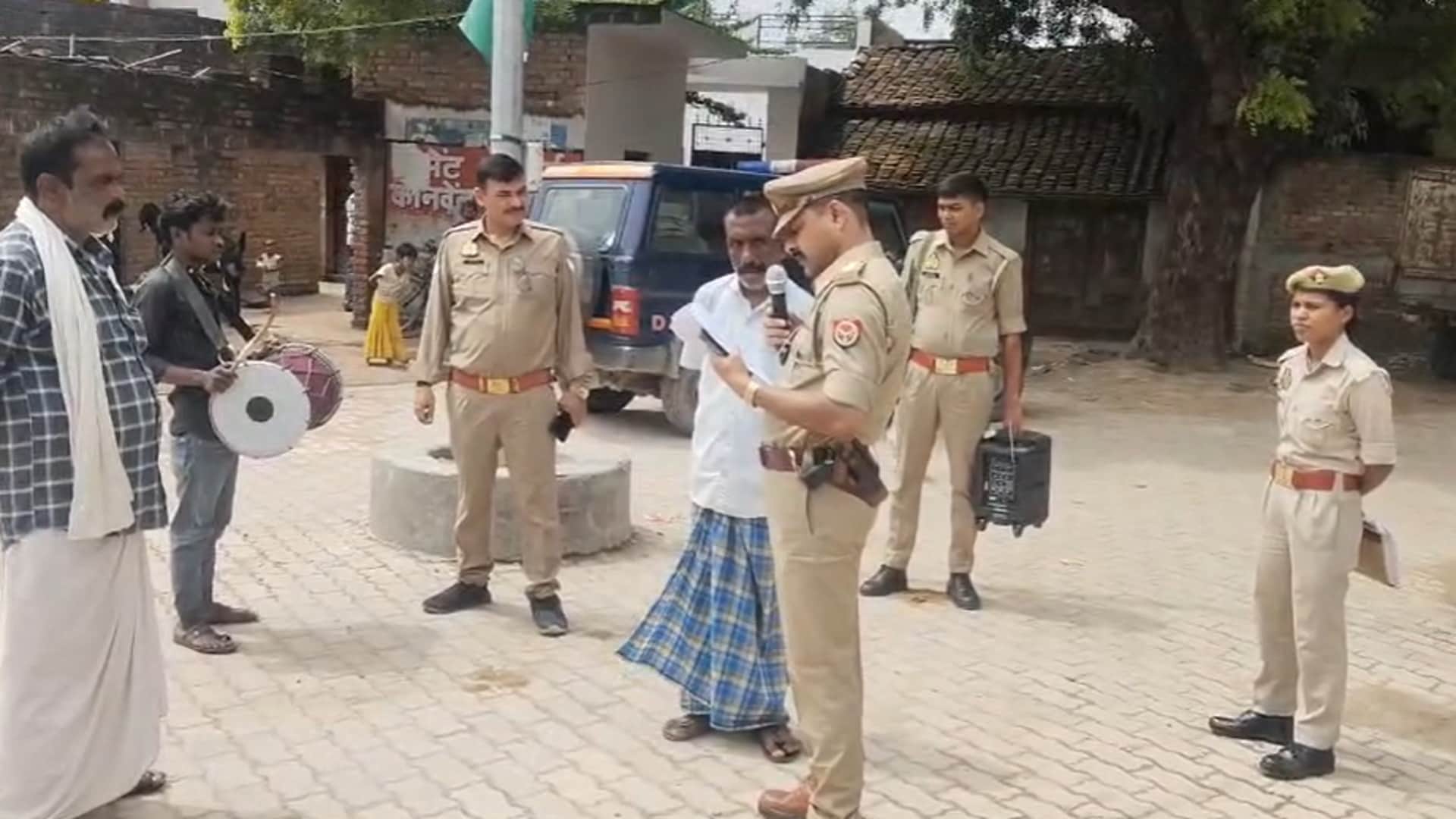 पुरामुफ्ती में मुनादी कराती पुलिस।