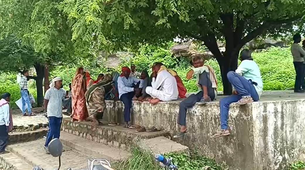 पोस्टमार्टम हाउस के बाहर परिजन।