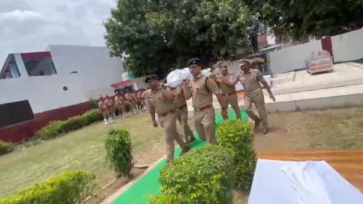 Sub-Inspector Rajendra Singh final farewell with state honors in Shahjahanpur