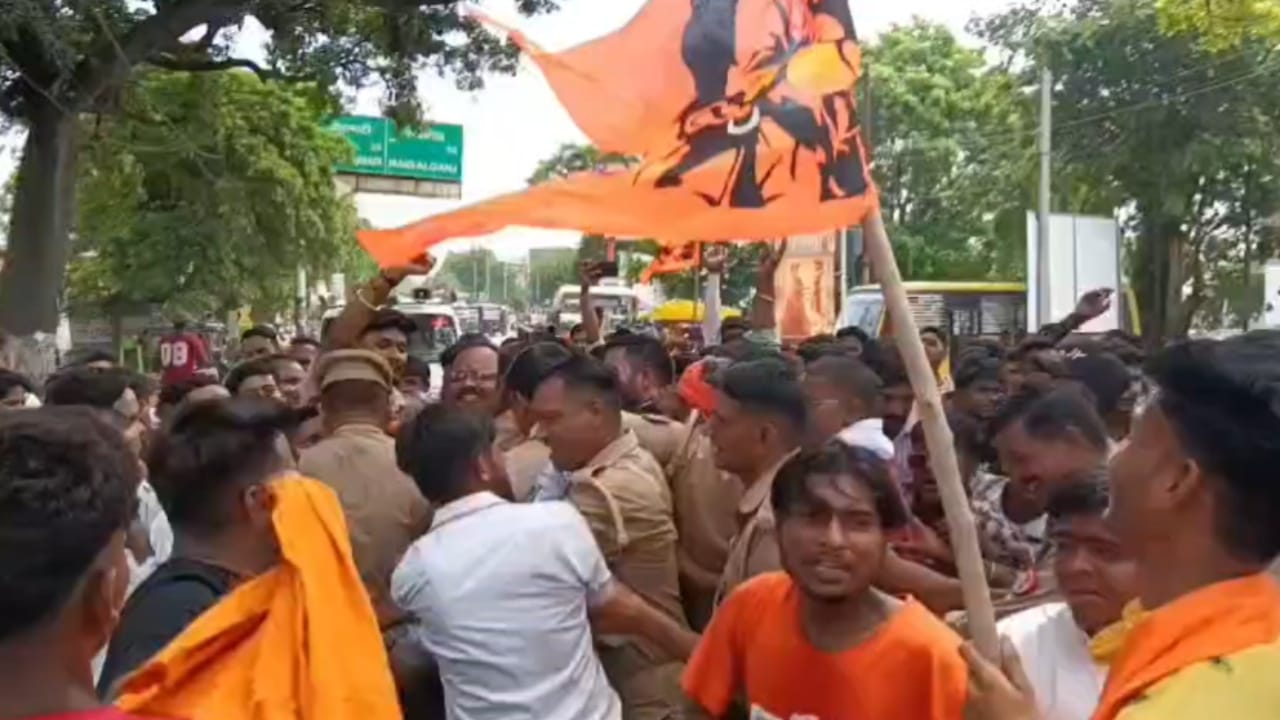 कार्यकर्ताओं ने पुलिस से की धक्का-मुक्की