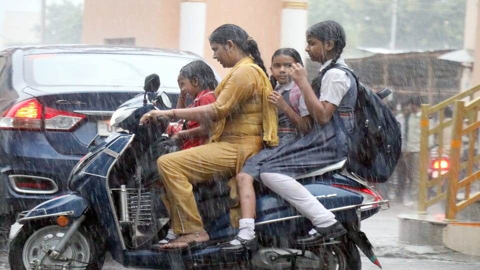Bijnor: Heavy rain on the first day of Sawan—roads waterlogged, power supply disrupted
