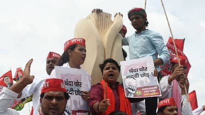 UP: SP workers arrived in the capital carrying a noose and climbed onto the roofs of buses; police detained th