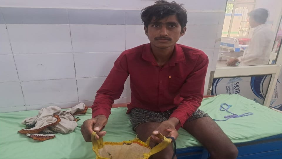 Young Man Reached The Hospital With The Snake In etah
