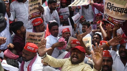 UP: SP workers arrived in the capital carrying a noose and climbed onto the roofs of buses; police detained th