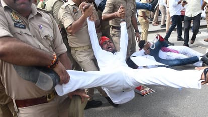 UP: SP workers arrived in the capital carrying a noose and climbed onto the roofs of buses; police detained th