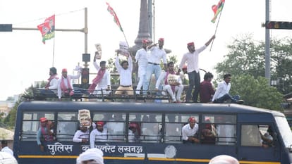 UP: SP workers arrived in the capital carrying a noose and climbed onto the roofs of buses; police detained th