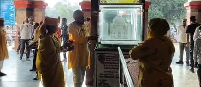 ताजमहल मॉडल के सामने हिंदू महासभा ने उतारी आरती