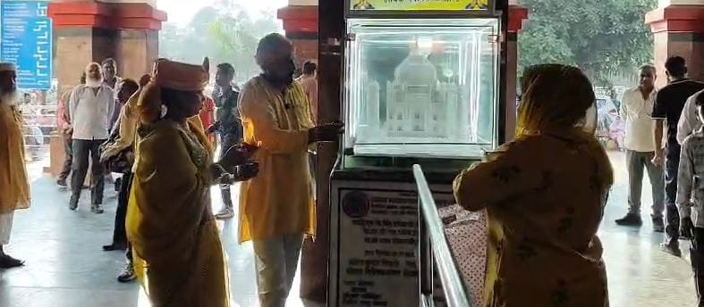 Hindu Mahasabha Performs Aarti Before Taj Mahal Replica at Agra Cantt Station, Calls It 'Tejo Mahalaya'