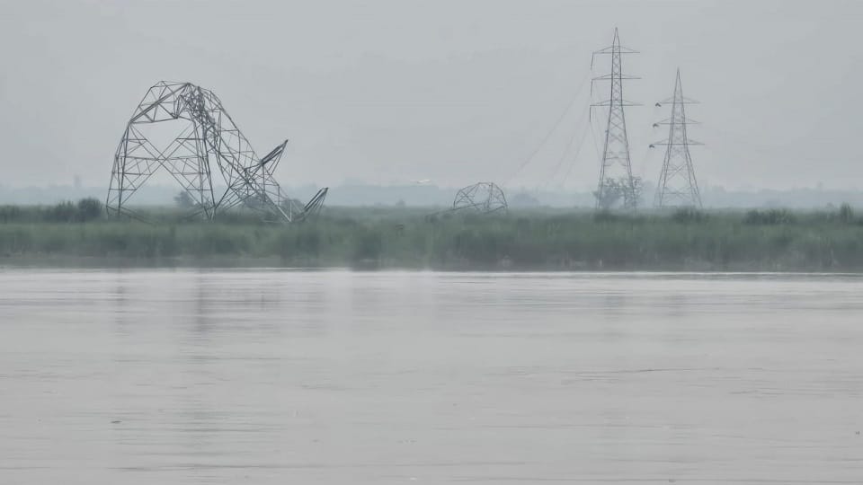 टावर पहले झुका और फिर बह गया।
