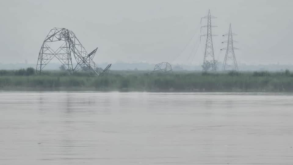 Meerut: Two 220 kV line towers swept away by the strong current of the Ganga