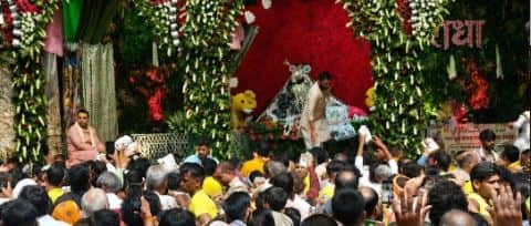 ठाकुर श्रीबांकेबिहारी मंदिर में श्रद्धालुओं की भीड़।