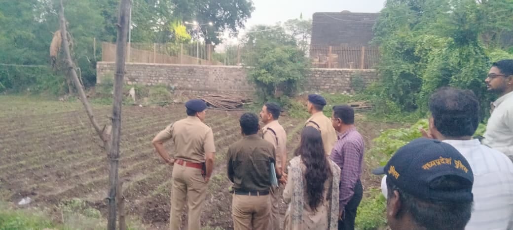धार में नमाज के लिए जगह देखते अधिकारी