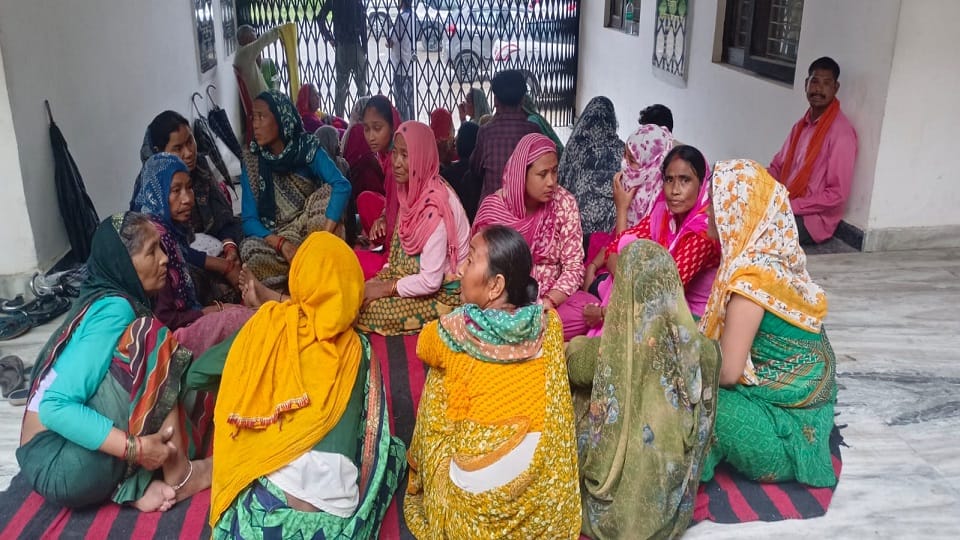 Vigilance team held hostage overnight in sitarganj