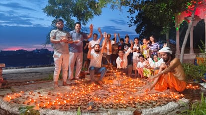यमुना पर जले दीप