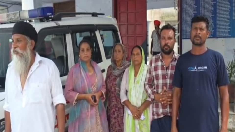 युवक के परिजन