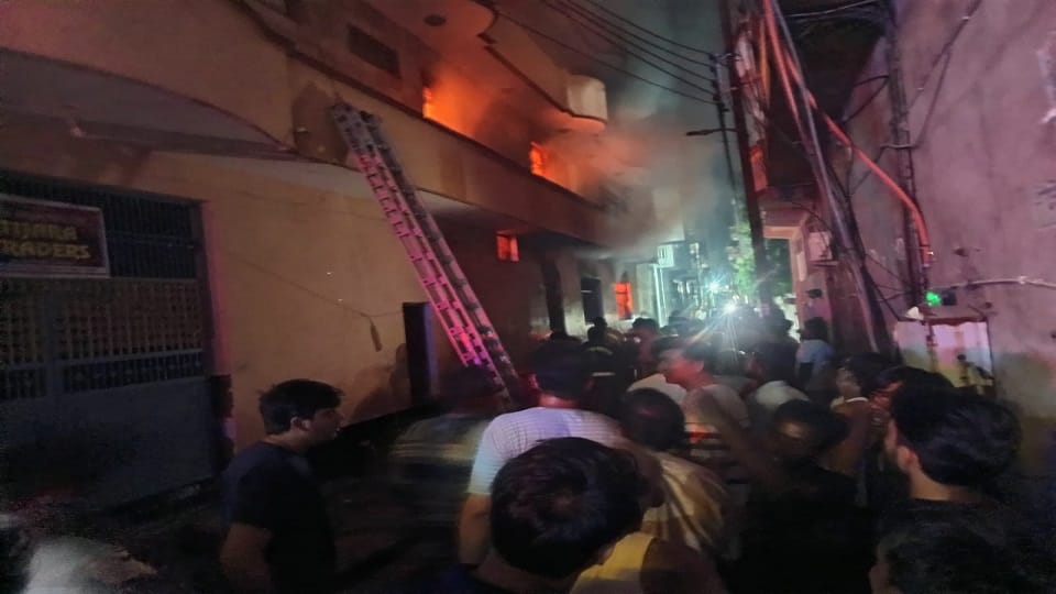 Firozabad: Massive fire at a grocery store and warehouse on Jalesar Road.