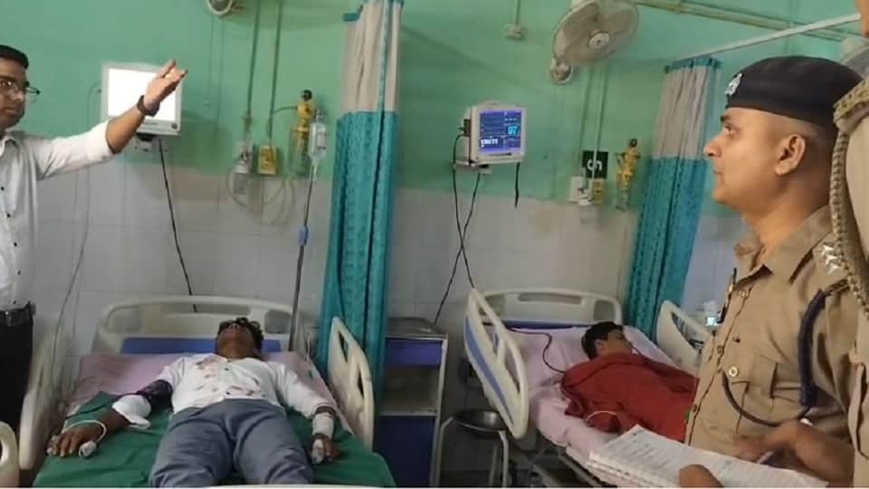 अस्पताल में भर्ती घायल छात्र