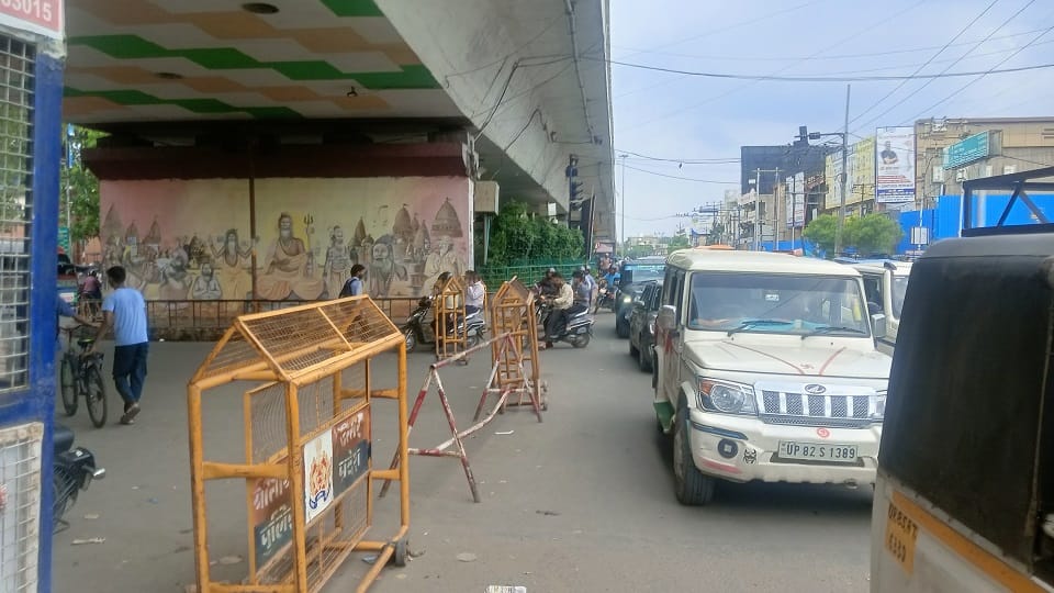 Collapsed Drain Triggers Traffic Chaos in Agra, Police Reroutes Vehicles Through Separate Underpasses