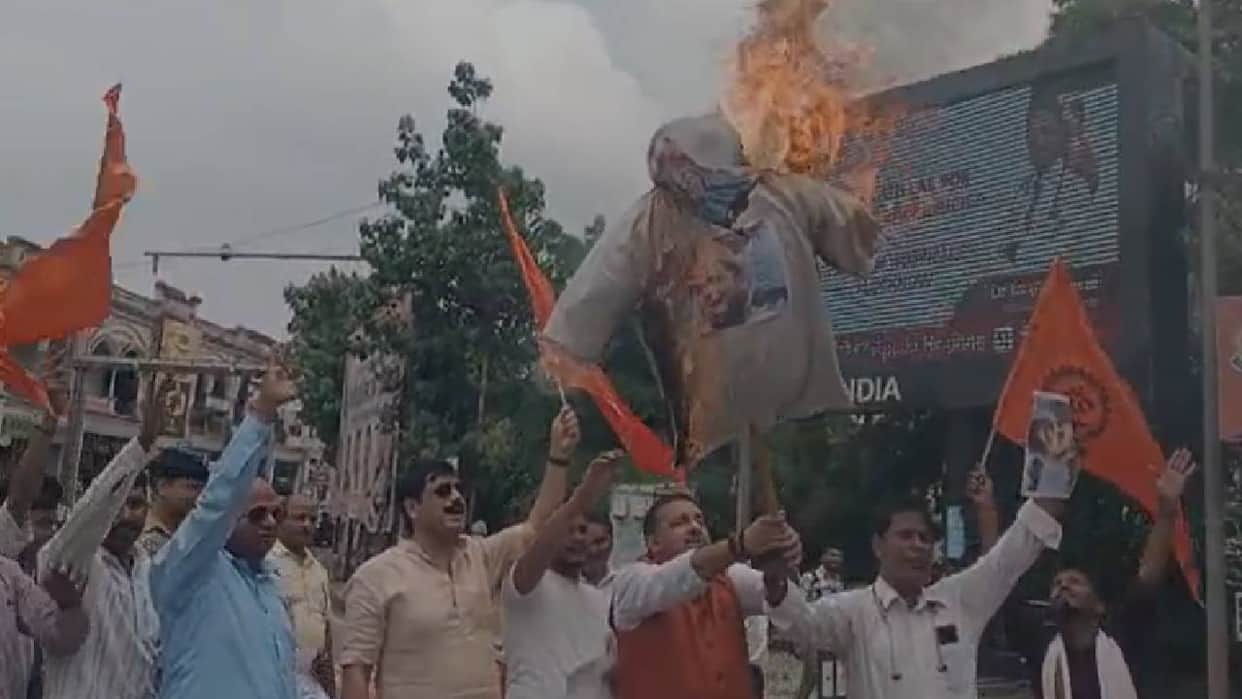 UP: Protest held against Maulana Jarjis in Lucknow, effigy burnt; accused of making remarks about Lord Shiva a