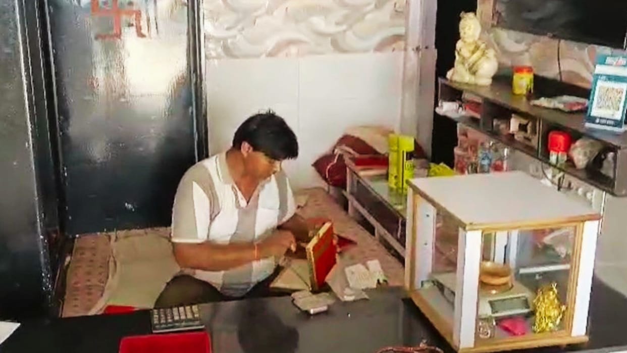 Chandauli Gold locket about 7 lakh stolen under pretext of buying amulet police scanning CCTV footage