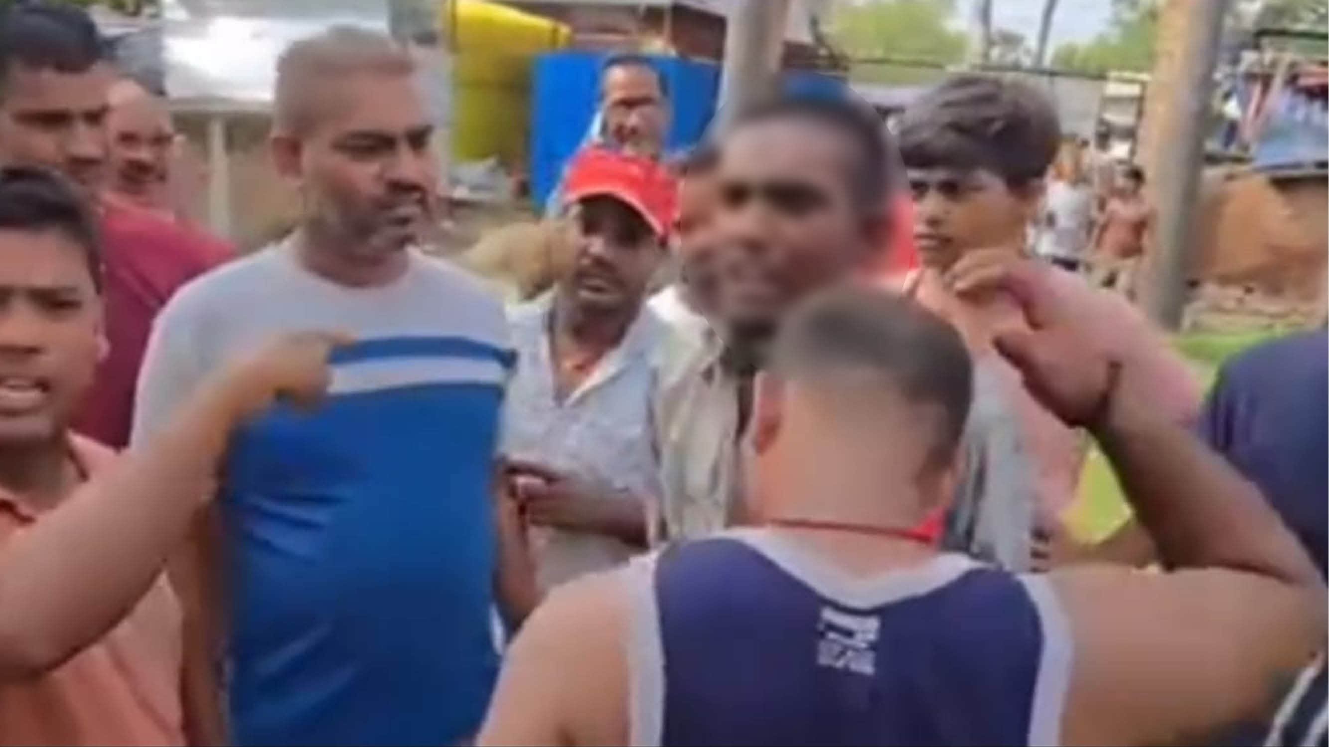 चोरी के शक में युवक से अमानवीय व्यवहार