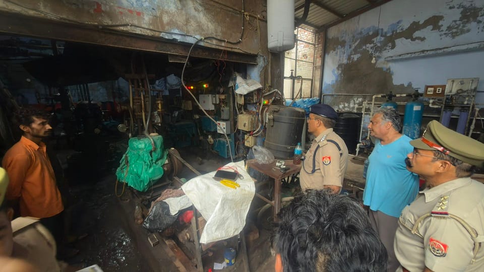 फैक्टरी में पहुंची पुलिस