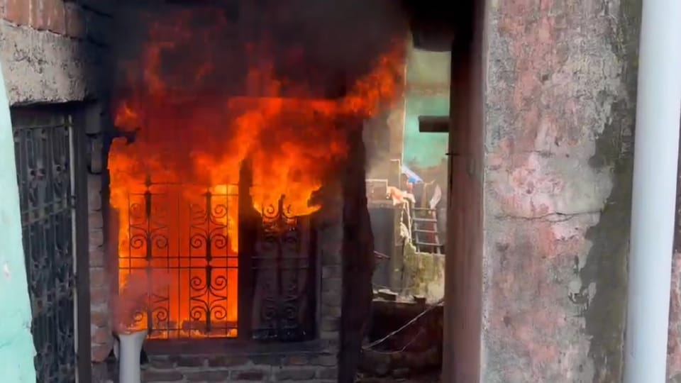 गिफ्ट सेंटर में लगी आग।