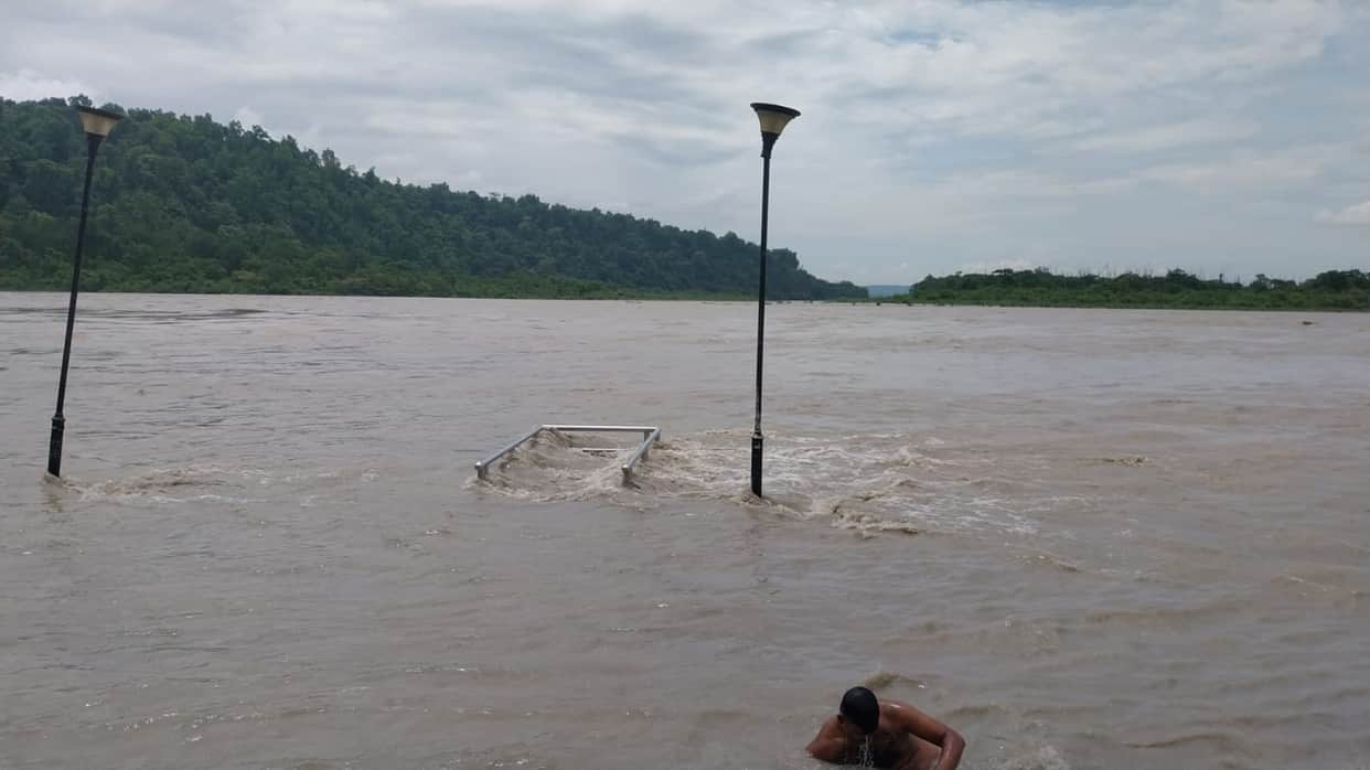 Rishikesh Continuous rain pushes Ganga water level above warning mark relief and rescue agencies on alert