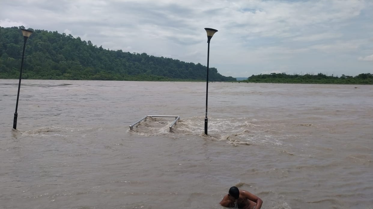 Rishikesh Continuous rain pushes Ganga water level above warning mark relief and rescue agencies on alert
