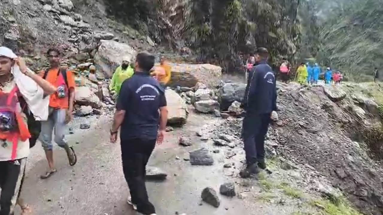 गंगोत्री हाईवे के पास गिरे बोल्डर