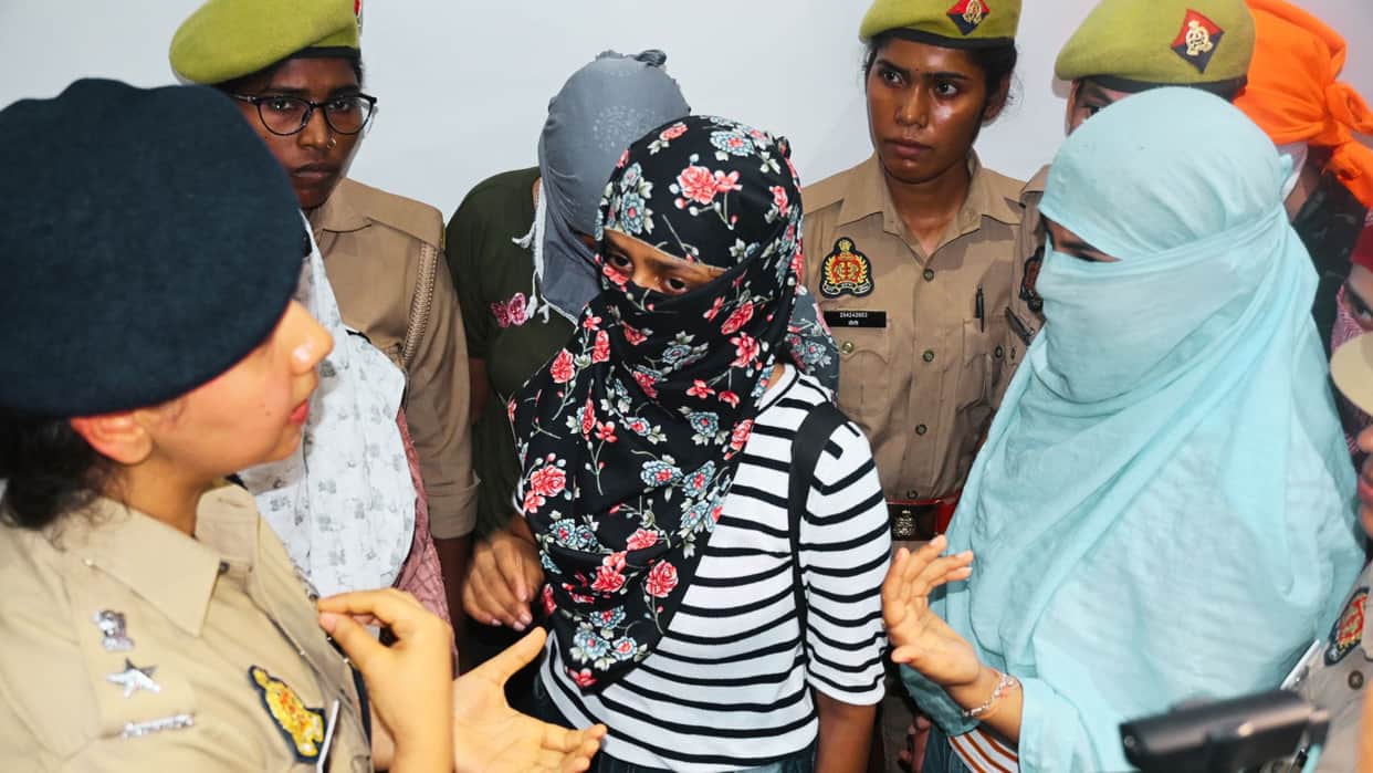 women shouted upon seeing media been arrested from fake call center and several items seized in varanasi