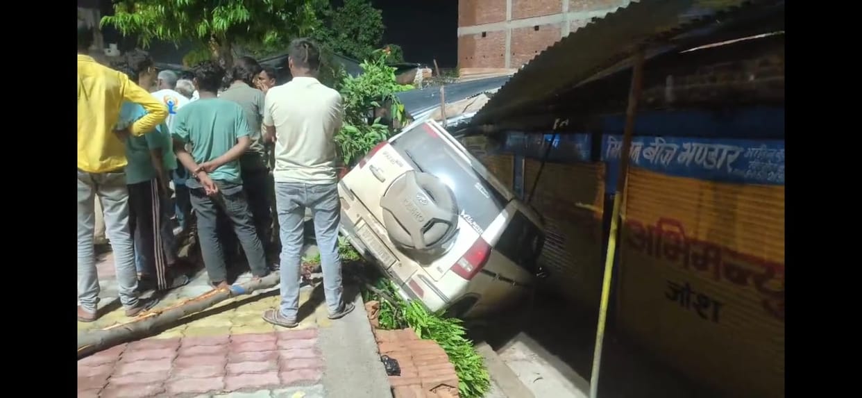 Car Returning from Chitrakoot Rams into Roadside Shop on NH-34, Eight Escape Unhurt