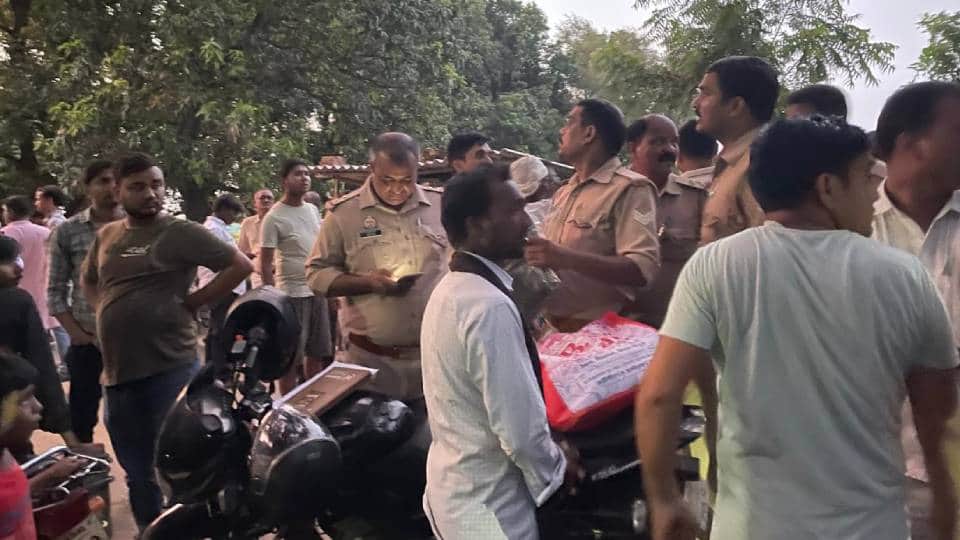 हादसे के बाद जानकारी लेती पुलिस।