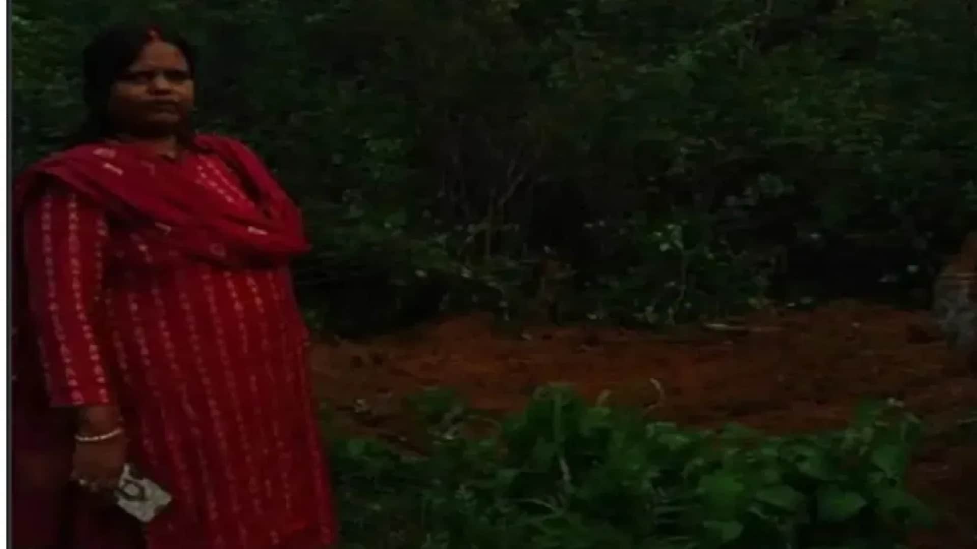 मृतक महिला का अंतिम संस्कार कराते महापौर।