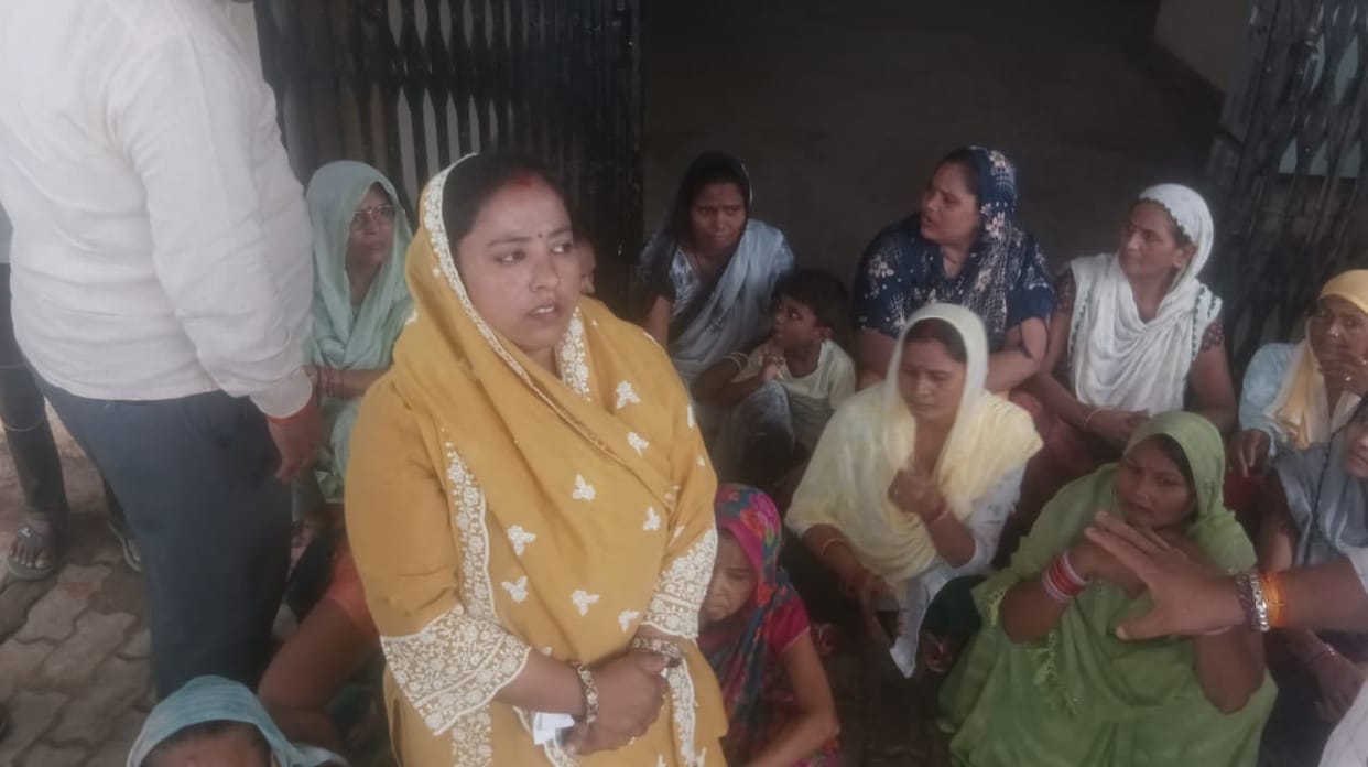 Kanpur Outrage over JalKal negligence Juhi ward councilor and local residents sit on hunger strike